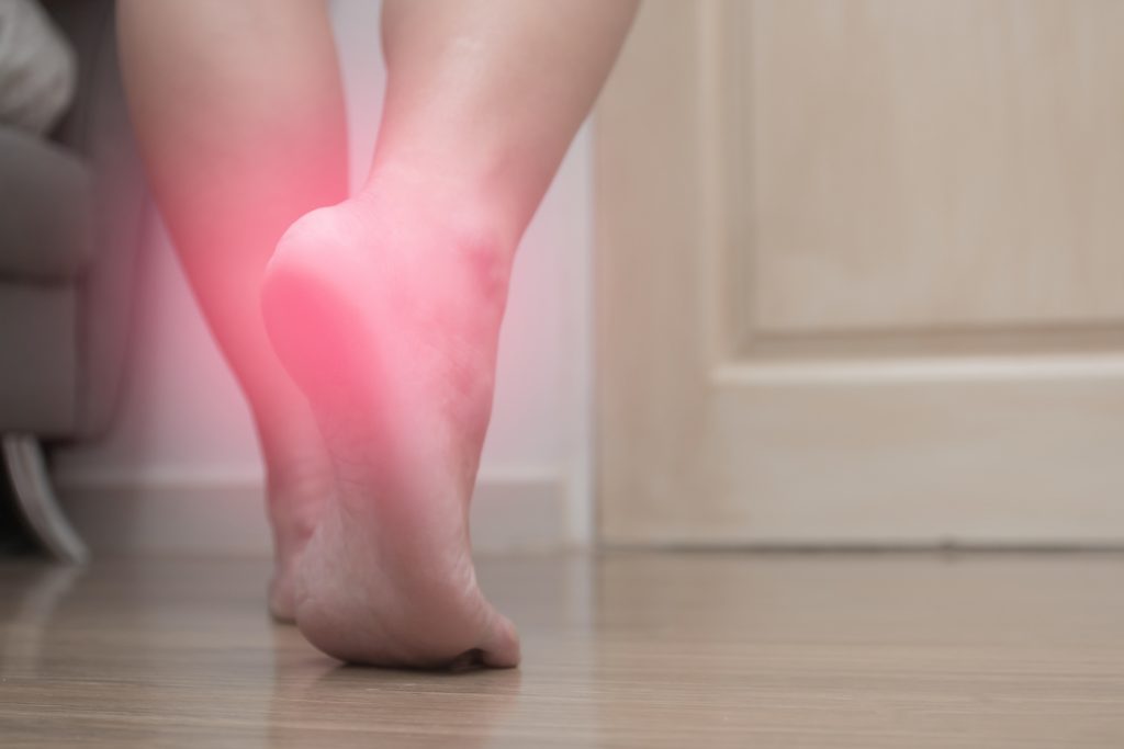 Πονάνε τα πόδια σας όταν ξυπνάτε το πρωί; – Δείτε πού μπορεί να οφείλεται