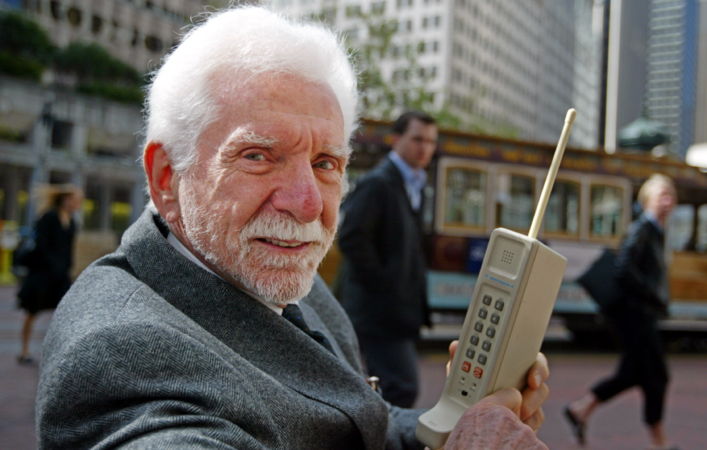 Σαν σήμερα το 1973 έγινε η πρώτη κλήση από κινητό τηλέφωνο – «Γεια σου Τζο» (βίντεο)