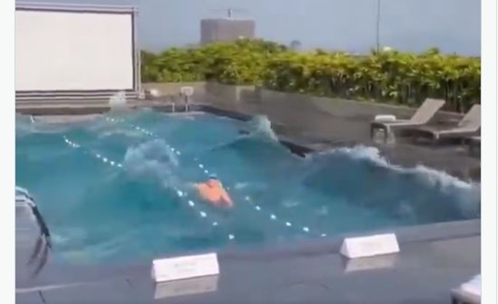 Σεισμός στην Ταϊβάν: Κολυμπούσε απτόητος στην πισίνα την ώρα που η γη σειόταν από τα 7,4 Ρίχτερ