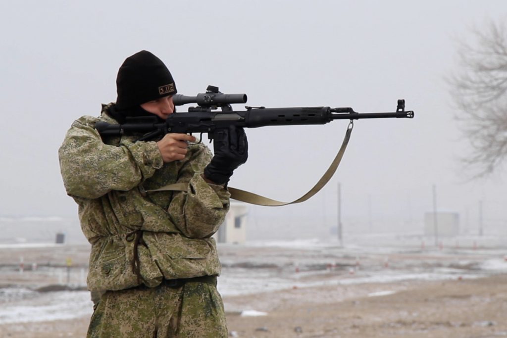 «Μονομαχία» ελευθέρων σκοπευτών στο Ραμποτίνο: Πώς Ρώσος sniper εξουδετέρωσε δύο Ουκρανούς (βίντεο)