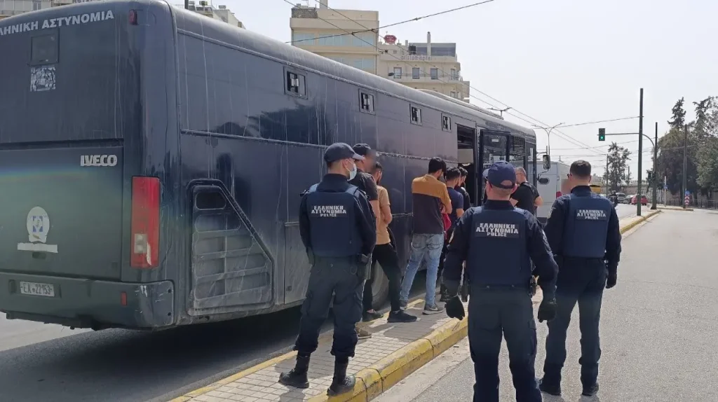 Επιχείρηση της ΕΛ.ΑΣ. στον Άγιο Παντελεήμονα -171 προσαγωγές και 54 συλλήψεις παράνομων αλλοδαπών (φωτο) 