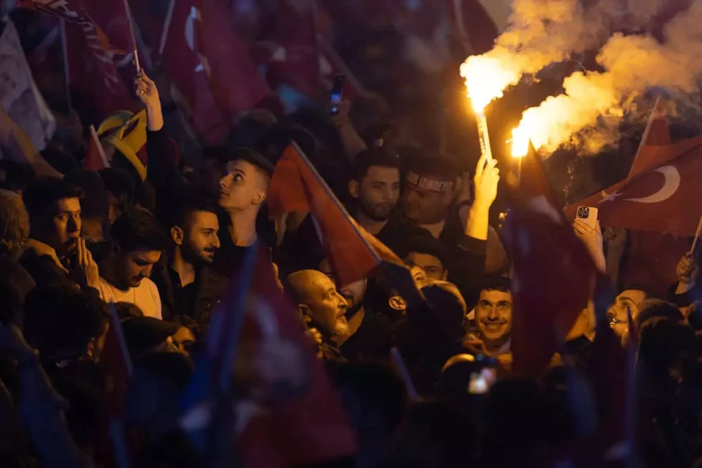Επεισόδια μετά τις εκλογές στην Τουρκία: Ένας νεκρός και 4 τραυματίες – Επέστρεψε ο εκλεγμένος δήμαρχος (βίντεο)