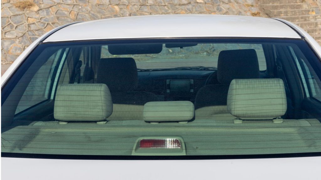 Μαύρες γραμμές στο παρμπρίζ: Τι είναι και σε τι χρησιμεύουν;