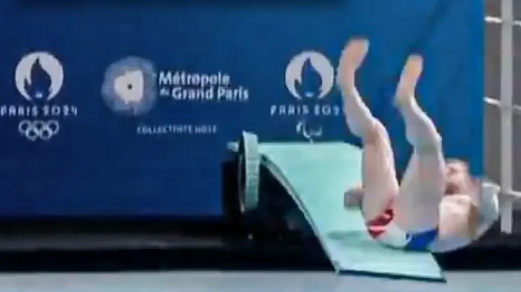 Βίντεο: Καταδύτης έσκασε με την πλάτη στον βατήρα στον αγώνα επίδειξης των εγκαινίων του Ολυμπιακού κέντρου στο Παρίσι
