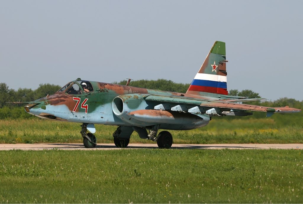 Απίστευτο ντοκουμέντο: Ρωσικό Su-25 επιχειρεί ακριβώς πάνω από τις ουκρανικές γραμμές (βίντεο)