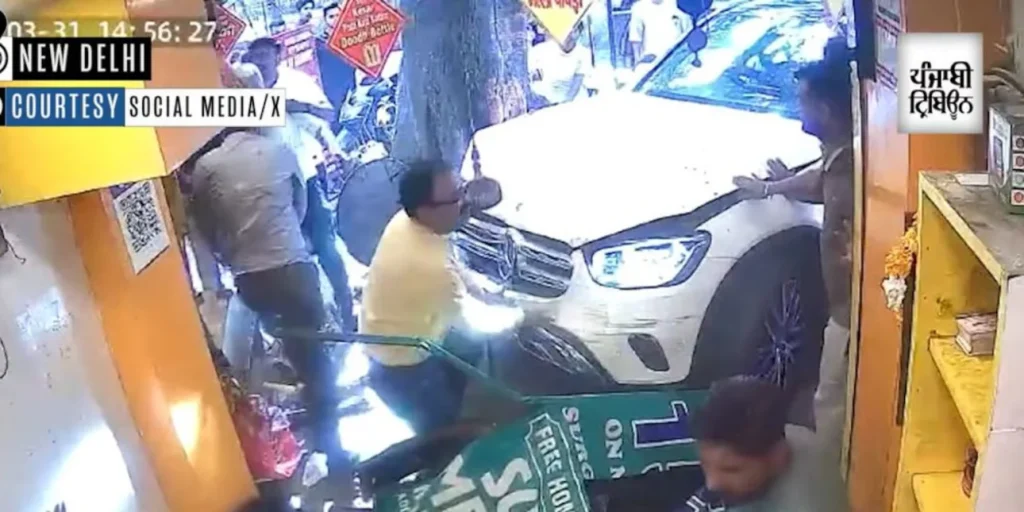 Κάμερα κατέγραψε τη στιγμή που αυτοκίνητο «καρφώνεται» σπιντάροντας σε καφετέρια στο Νέο Δελχί (βίντεο)