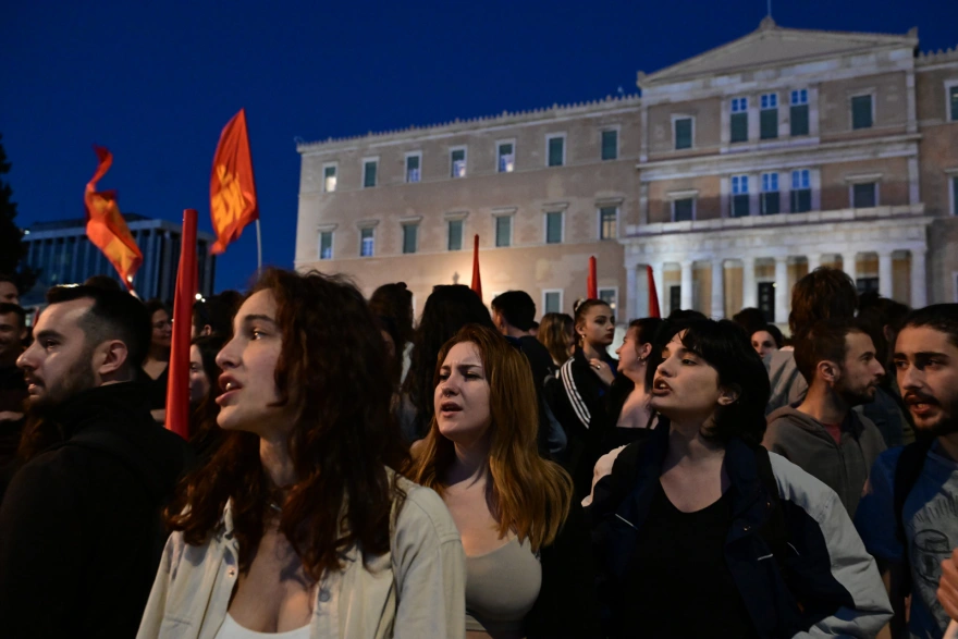 Συγκεντρώσεις διαμαρτυρίας σε Αθήνα και Θεσσαλονίκη για τη δολοφονία της 28χρονης στους Αγίους Αναργύρους (φω