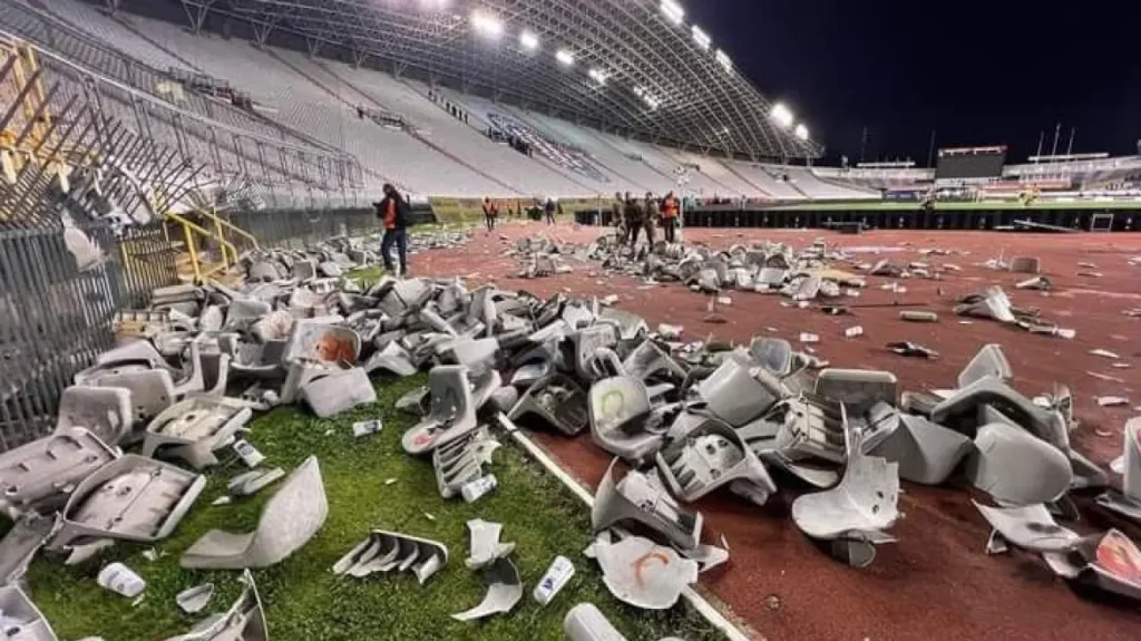 Σκηνές χάους στην Κροατία: Οι οπαδοί της Χάιντουκ διέλυσαν το γήπεδό τους μετά τον αποκλεισμό από την Ντινάμο Ζάγκρεμπ
