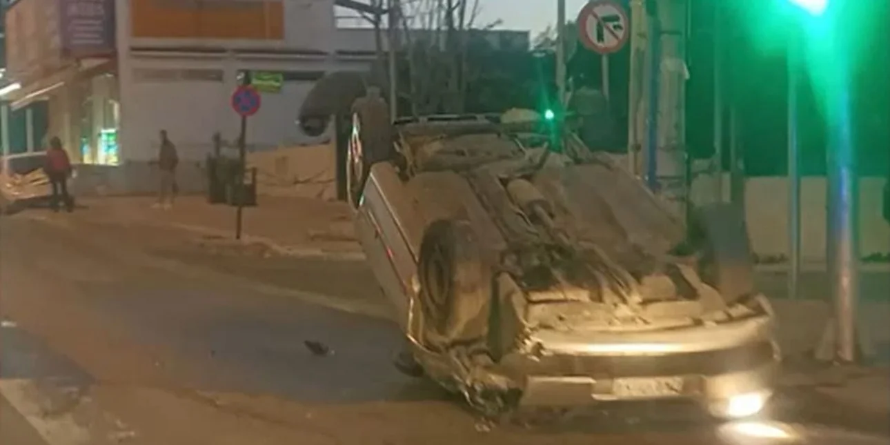 Αυτοκίνητο αναποδογύρισε στη λεωφόρο Λαυρίου στα Γλυκά Νερά