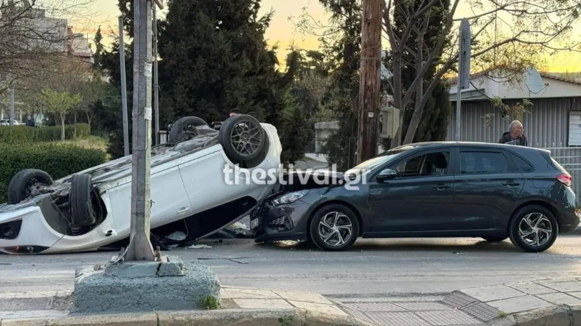 Αυτοκίνητο στη Θεσσαλονίκη προσέκρουσε σε σταθμευμένο όχημα και αναποδογύρισε