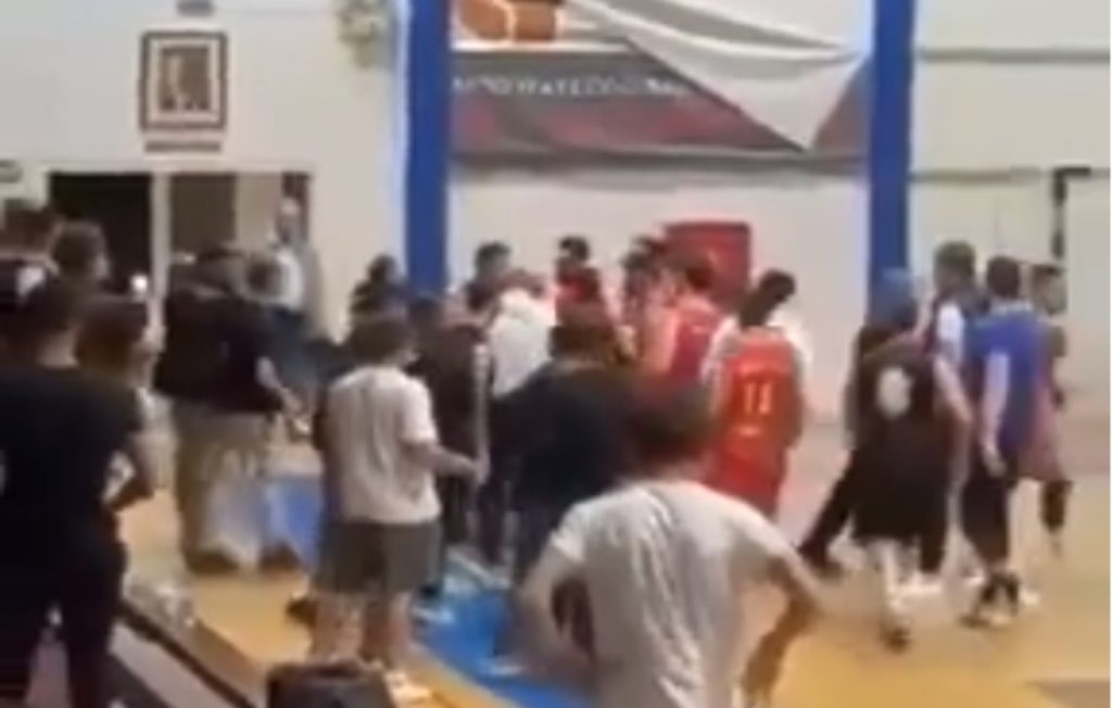 Ναύπλιο: Άγριο ξύλο σε αγώνα μπάσκετ – Άρπαξαν μέχρι και πυροσβεστήρες (βίντεο)
