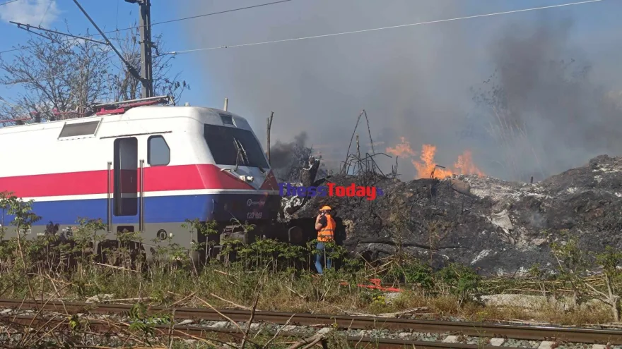 Θεσσαλονίκη: Φθορές σε τρένο λόγω φωτιάς σε ακαθάριστη γραμμή – Σώθηκαν τελευταία στιγμή οι μηχανοδηγοί