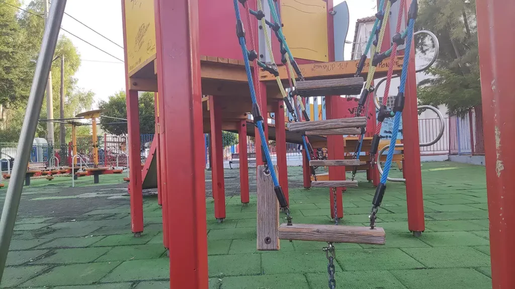 Ηράκλειο: Σίδερο έφυγε από ξύλινη κατασκευή σε παιδική χαρά και 6χρονη βρέθηκε στο κενό