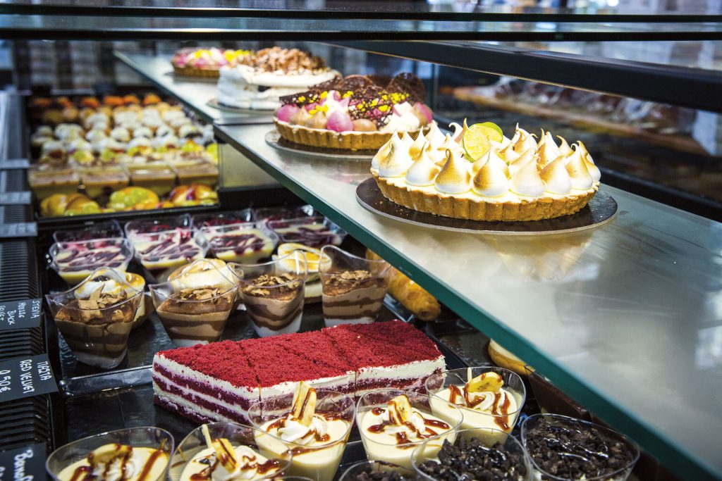 Βόλος: Στη φυλακή 41χρονος που τα έκανε «γης μαδιάμ» σε ζαχαροπλαστείο – Εκτόξευε τούρτες και πάστες