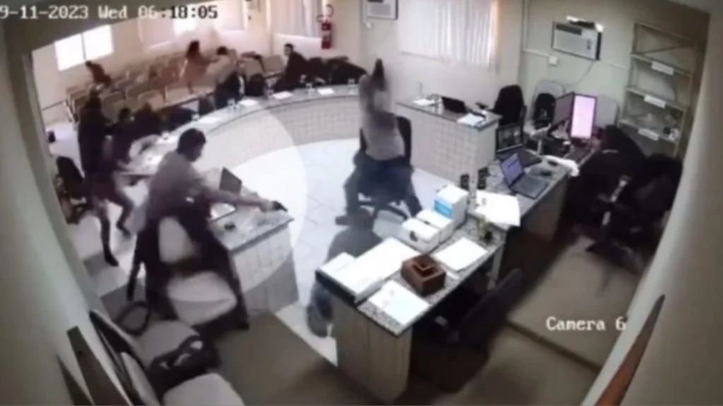 Βραζιλία: Βίντεο δείχνει τη στιγμή που άνδρας πυροβολεί έξι φορές τον δολοφόνο του πατέρα του μέσα σε δικαστήριο