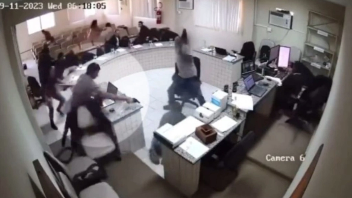 Βραζιλία: Βίντεο δείχνει τη στιγμή που άνδρας πυροβολεί έξι φορές τον δολοφόνο του πατέρα του μέσα σε δικαστήριο