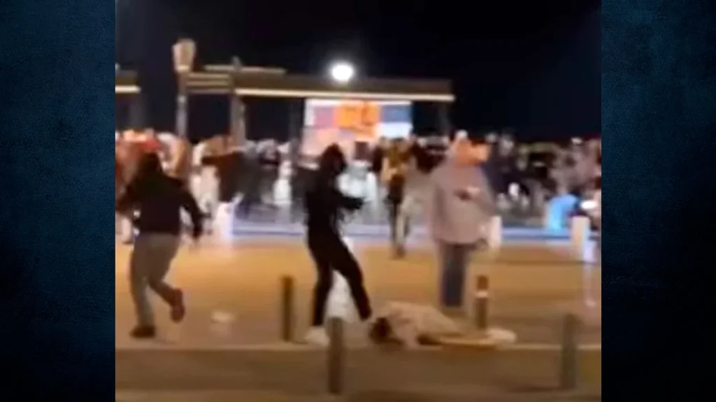 Θεσσαλονίκη: Η στιγμή που η συμμορία ανηλίκων χτυπά βάναυσα τον άντρα έξω από το Ολύμπιον (βίντεο)