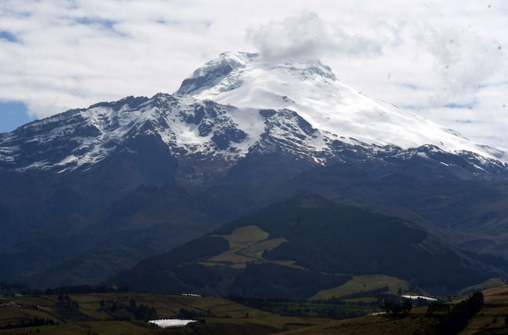 Ισημερινός: Χιονοστιβάδα παρέσυρε τρεις ορειβάτες που έκαναν αναρρίχησή στο ηφαίστειο Καγιάμπε