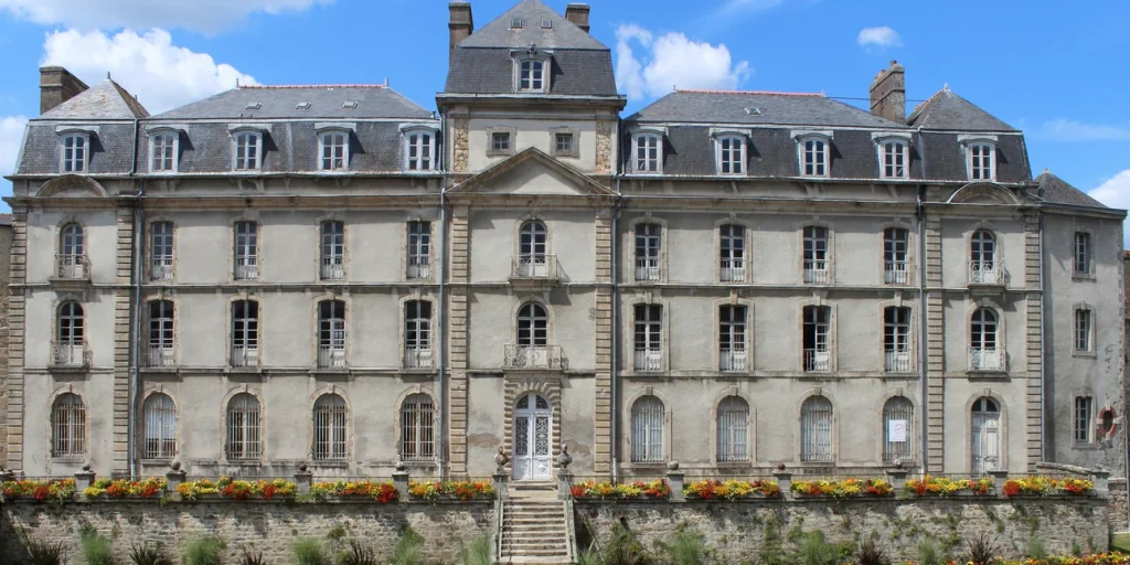 Γαλλία: Αρχαιολόγοι ανακάλυψαν κάστρο 640 ετών με τάφρο κάτω από ξενοδοχείο – «Αξιοσημείωτα διατηρημένο» (φωτο)