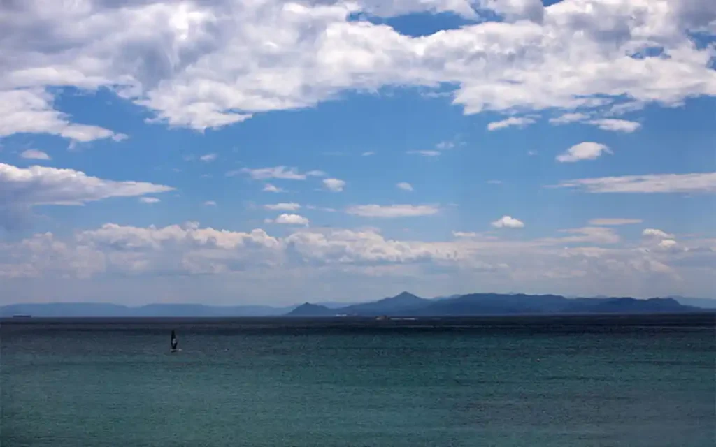 Καιρός: Αίθριος με αραιές νεφώσεις και ζέστη σήμερα