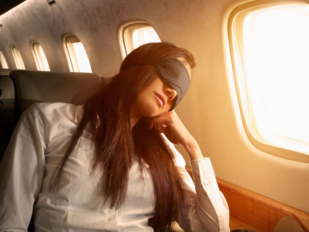 Δείτε τι να κάνετε για να καταφέρετε να κοιμηθείτε στο αεροπλάνο