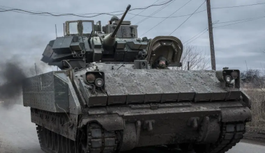 Στην Μόσχα ουκρανικά ΤΟΜΑ M2-Bradley, αλλά όχι όπως περίμεναν στο Κίεβο (βίντεο)