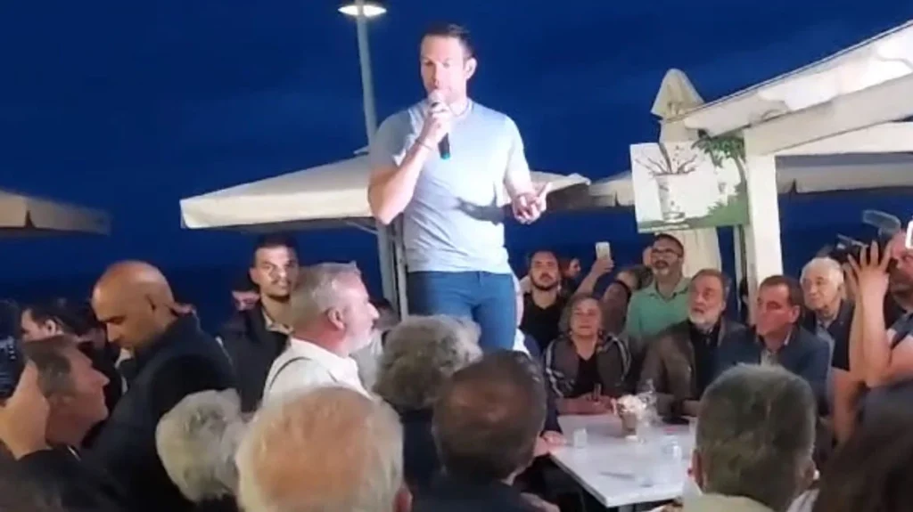 Στην Ιεράπετρα ο Σ.Κασσελάκης – Έκανε βόλτα στην παραλία και συνομίλησε με πολίτες