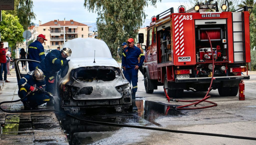 Ναύπλιο: Πυρκαγιά σε αυτοκίνητο μετά από έκρηξη (φωτογραφίες)
