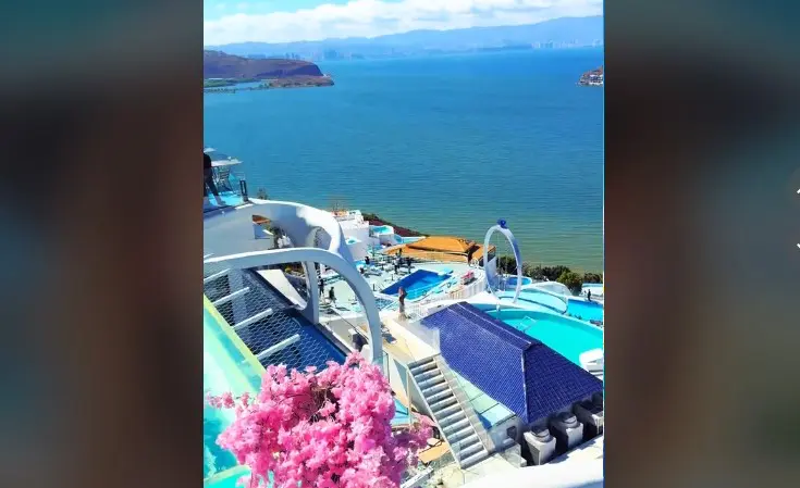 Απ’ όλα φτιάχνουν αυτοί οι Κινέζοι: Έκαναν μέχρι και δική τους… Σαντορίνη (βίντεο)