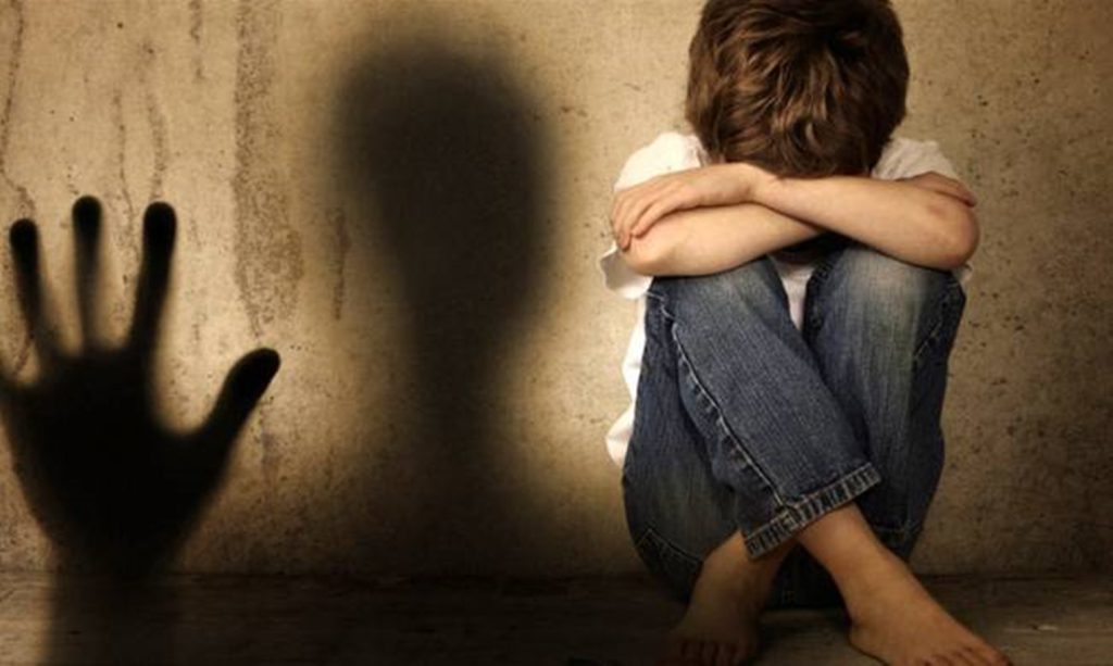 Ζάκυνθος: Συνελήφθη 49χρονη μητέρα που κακοποιούσε τα δύο ανήλικα παιδιά της – 12 και 9 ετών