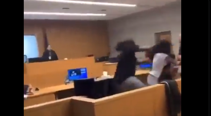 ΗΠΑ: Η στιγμή που άνδρας σε «αμόκ» χτυπάει όποιον βρίσκει μπροστά του σε δικαστήριο (βίντεο)