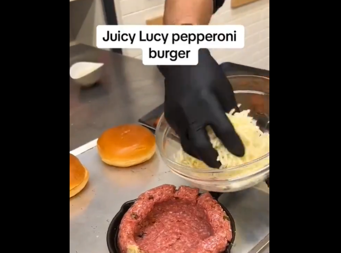 Μπέργκερ με… λουκάνικα: Το απόλυτο πάρτι χοληστερίνης! (βίντεο)