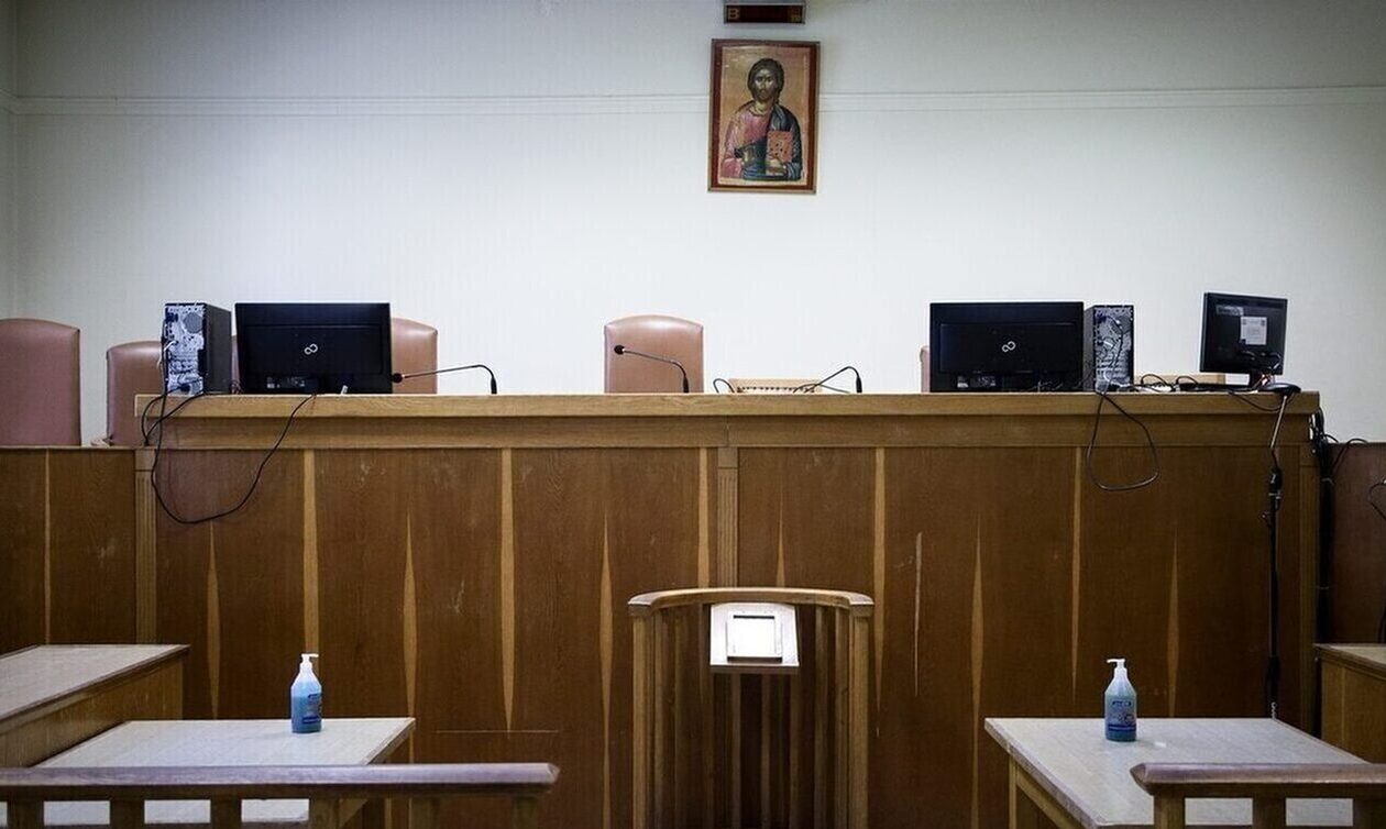 Απίστευτο: Ρομά κάνουν κανονικό γύρισμα με «αναπαράσταση δίκης» σε δικαστήριο! (βίντεο)