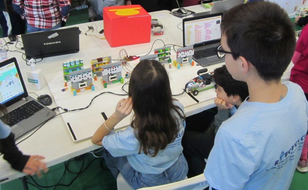 Θεσσαλονίκη: Μαθητές δημοτικού έφτιαξαν ρομπότ βοηθό για άτομα με προβλήματα όρασης