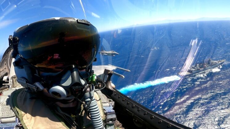Διεξήχθη συνεκπαίδευση ελληνικών F-16 με γερμανική φρεγάτα νοτιοδυτικά της Κρήτης