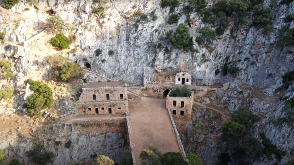 Αυτό είναι το μοναστήρι – «φάντασμα» της Κρήτης – Είναι «κρυμμένο» μέσα σε απόκρημνο φαράγγι (βίντεο)