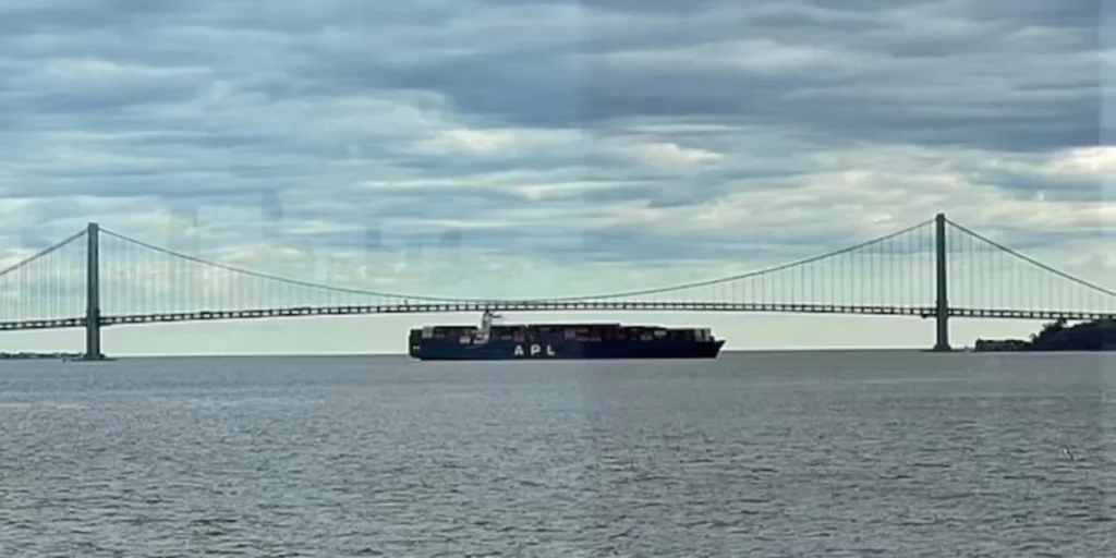 Παραλίγο νέα καταστροφή: Φορτηγό πλοίο στη Νέα Υόρκη πήγε να πέσει σε γέφυρα