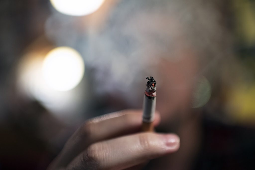 Νέα έρευνα: Τα άτομα που εκτίθενται στο παθητικό κάπνισμα έχουν υψηλότερο κίνδυνο εμφάνισης κολπικής μαρμαρυγής