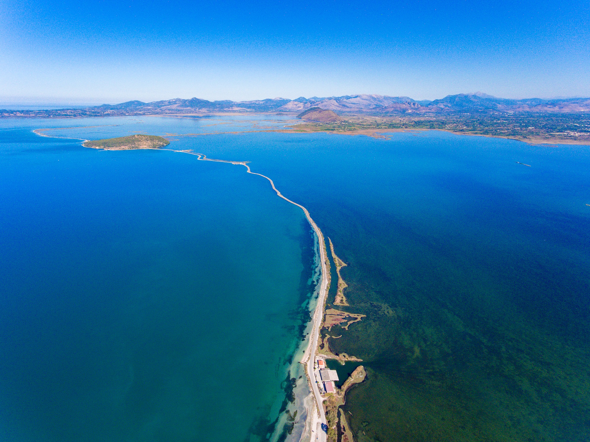 Ο ελληνικός δρόμος που «κόβει» στα δύο το νερό (βίντεο)