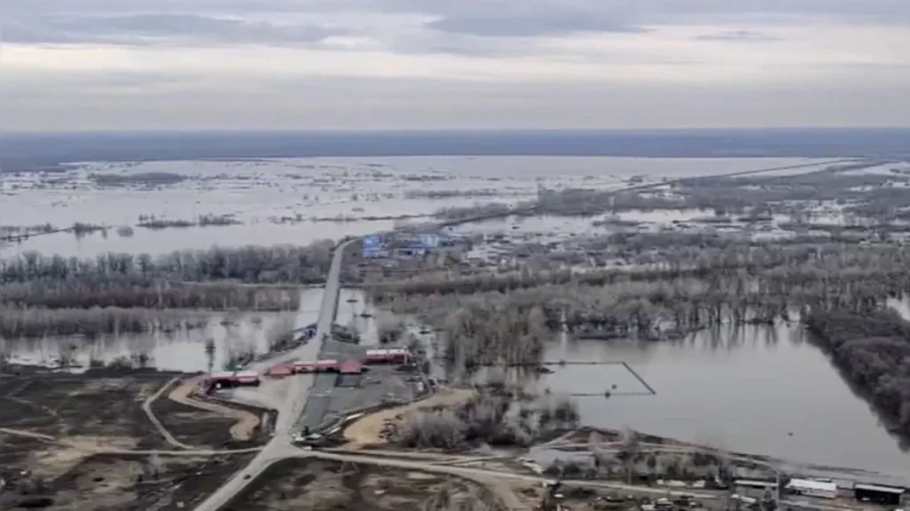 Ρωσία: Πάνω από το όριο κινδύνου η στάθμη του νερού στον ποταμό Ουράλη – «H κατάσταση είναι πολύ σοβαρή» (φωτο)