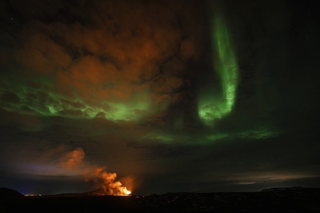 Εντυπωσιακό φαινόμενο: Όταν το Βόρειο Σέλας συναντάει ένα ηφαίστειο που εκρήγνυται (φωτο) 