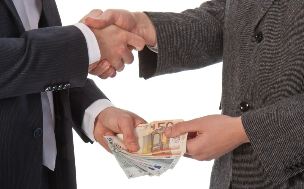 Πού βρίσκουν τα λεφτά; – Ελεύθερος με εγγύηση 900.000 ευρώ ακόμα ένα στέλεχος της ΕΡΓΟΣΕ για Τέμπη –  75% των πολιτών: «Υπάρχει συγκάλυψη»