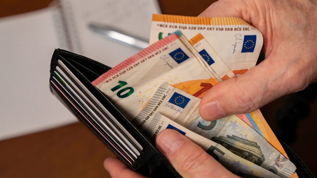 Η ΤτΕ ζητά να επαναξιολογηθούν τα κριτήρια χορήγησης των επιδομάτων και οι φοροαπαλλαγές