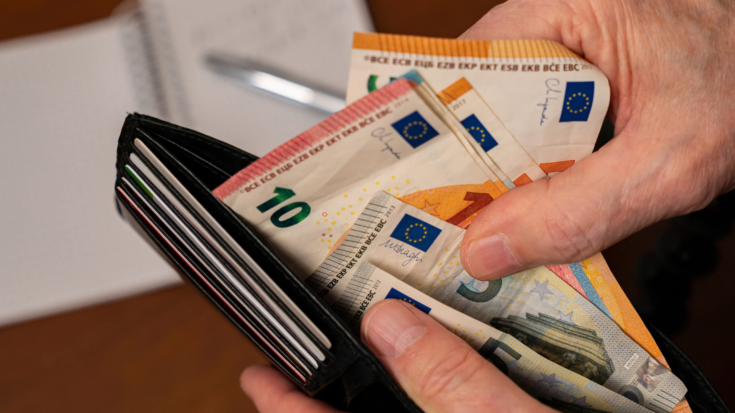 Η ΤτΕ ζητά να επαναξιολογηθούν τα κριτήρια χορήγησης των επιδομάτων και οι φοροαπαλλαγές