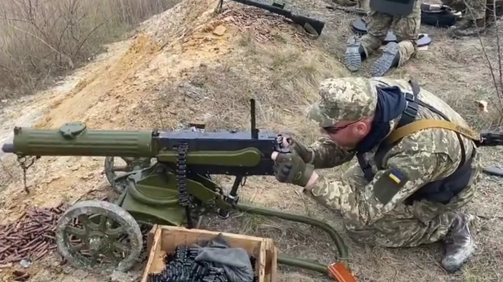 Οι Ουκρανοί ξεμένουν από όπλα – Χρησιμοποιούν πολυβόλα Maxim κατασκευής του 1884! (βίντεο)