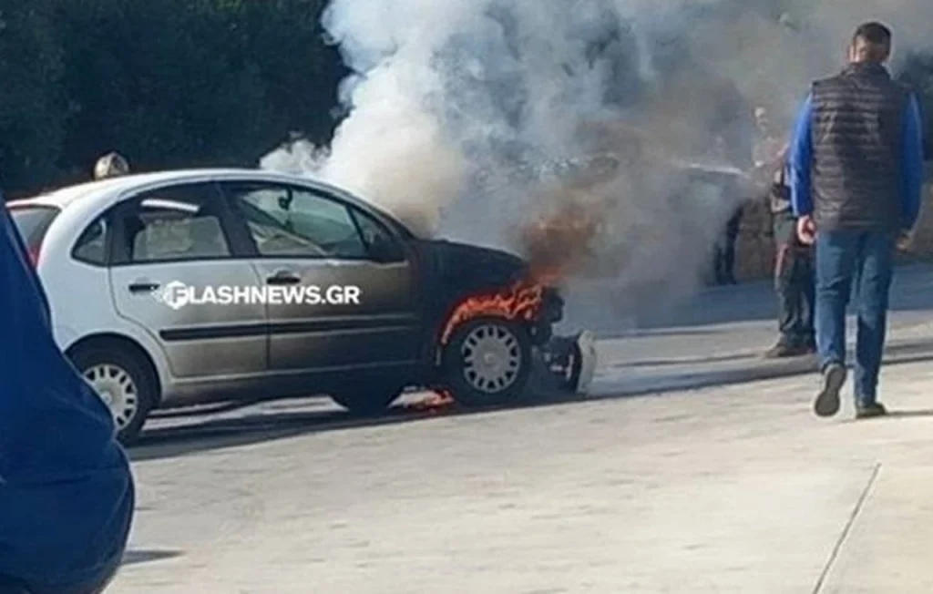Αυτοκίνητο τυλίχθηκε στις φλόγες στη μέση του δρόμου στην Κρήτη (βίντεο)