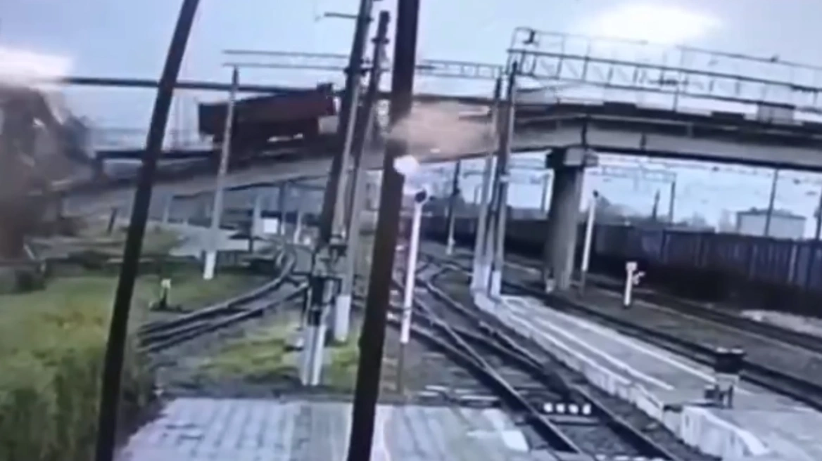 Ρωσία: Νέο τρομακτικό βίντεο από τη στιγμή της κατάρρευσης γέφυρας πάνω σε γραμμές τρένου