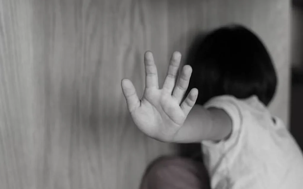 Ζάκυνθος – Μητέρα που καταδικάστηκε για κακοποίηση των ανήλικων παιδιών της: «Το σκούντησα κι έπεσε το καημένο»