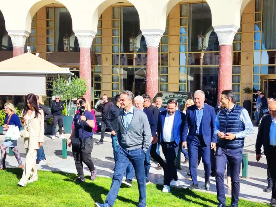 Στη Θεσσαλονίκη ο Κ.Μητσοτάκης – Πήγε για καφέ και συνομίλησε με μαθήτριες