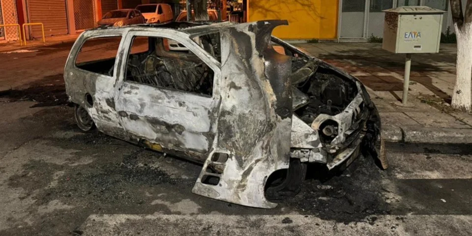 Θεσσαλονίκη: Σταθμευμένο ΙΧ έγινε στάχτη μετά από φωτιά – Ζημιές και σε παρακείμενο όχημα